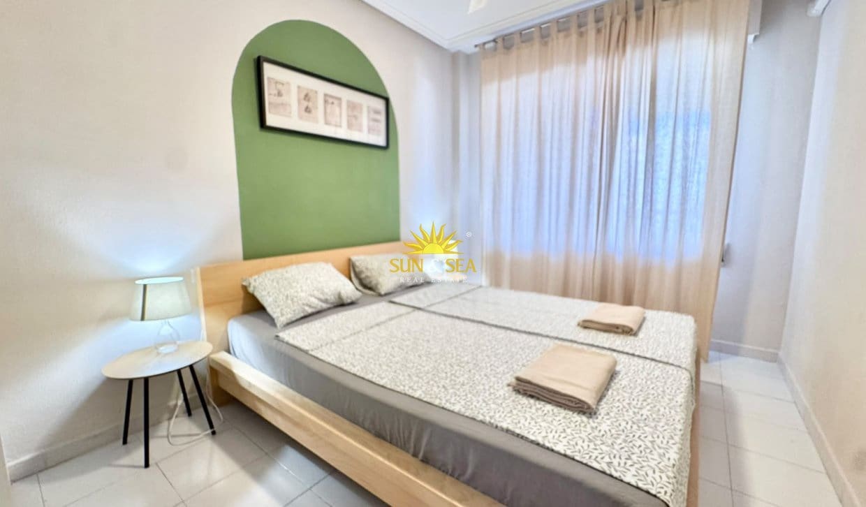 Apartamento de 2 habitaciones en Torrevieja en alquiler vacacional con piscina - 900 € (Ref: 10052083)