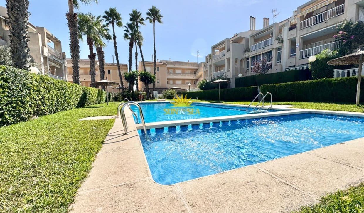 Apartamento de 2 habitaciones en Torrevieja en alquiler vacacional con piscina - 900 € (Ref: 10052083)