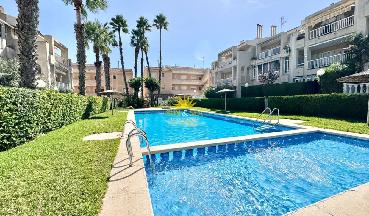 Apartamento de 2 habitaciones en Torrevieja en alquiler vacacional con piscina - 900 € (Ref: 10052083)