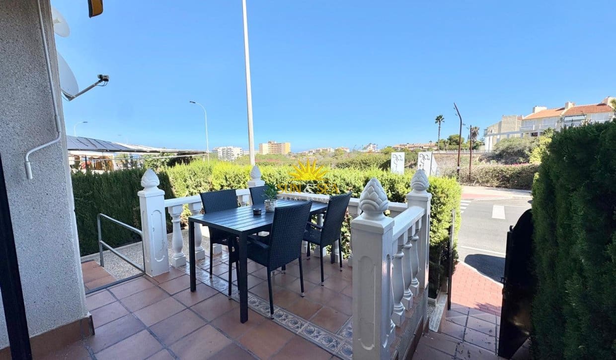 Maison de Ville de 2 chambres de location de vacances à Torrevieja avec piscine - 750 € (Ref: 10057201)