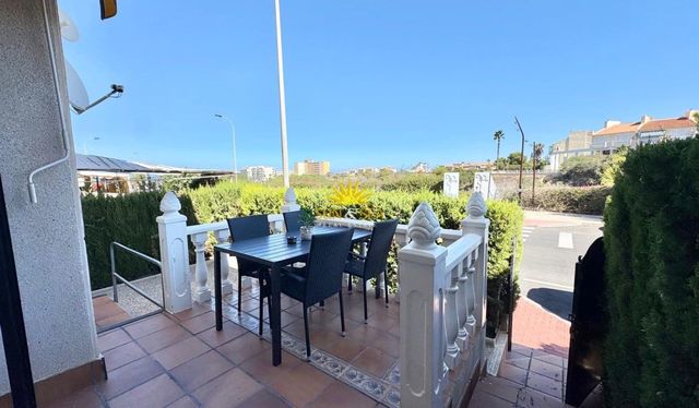 Casa de 2 habitaciones en Torreblanca, Torrevieja en alquiler vacacional con piscina - 750 € (Ref: 10057201)