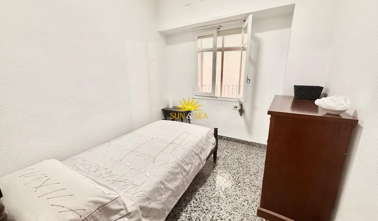 4 bedroom Apartment for rent in Alicante / Alacant city - € 1,300 (Ref: 10057202)