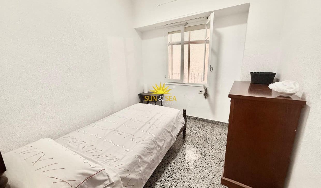 4 bedroom Apartment for rent in Alicante / Alacant city - € 1,300 (Ref: 10057202)