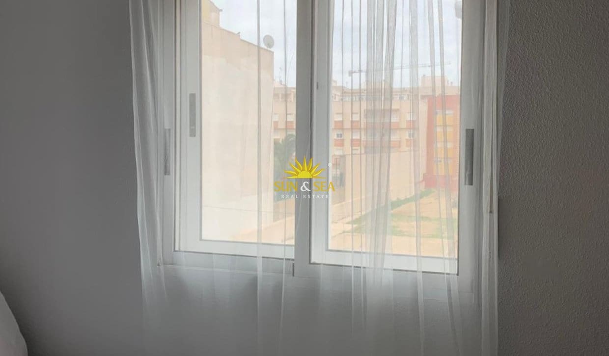 1 soverom Leilighet til leie i Torrevieja med garasje - € 700 (Ref: 10057652)