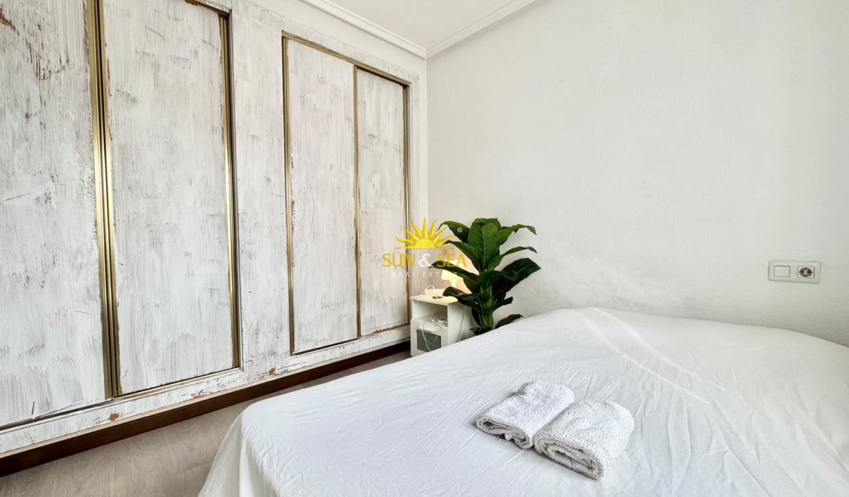 1 soverom Leilighet til leie i Torrevieja med garasje - € 700 (Ref: 10057652)