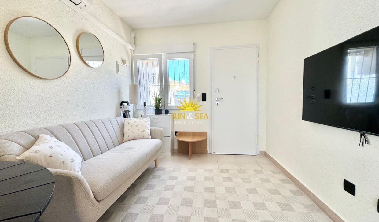 2 Zimmer Haus zu vermieten in Torrevieja - 800 € (Ref: 10060644)