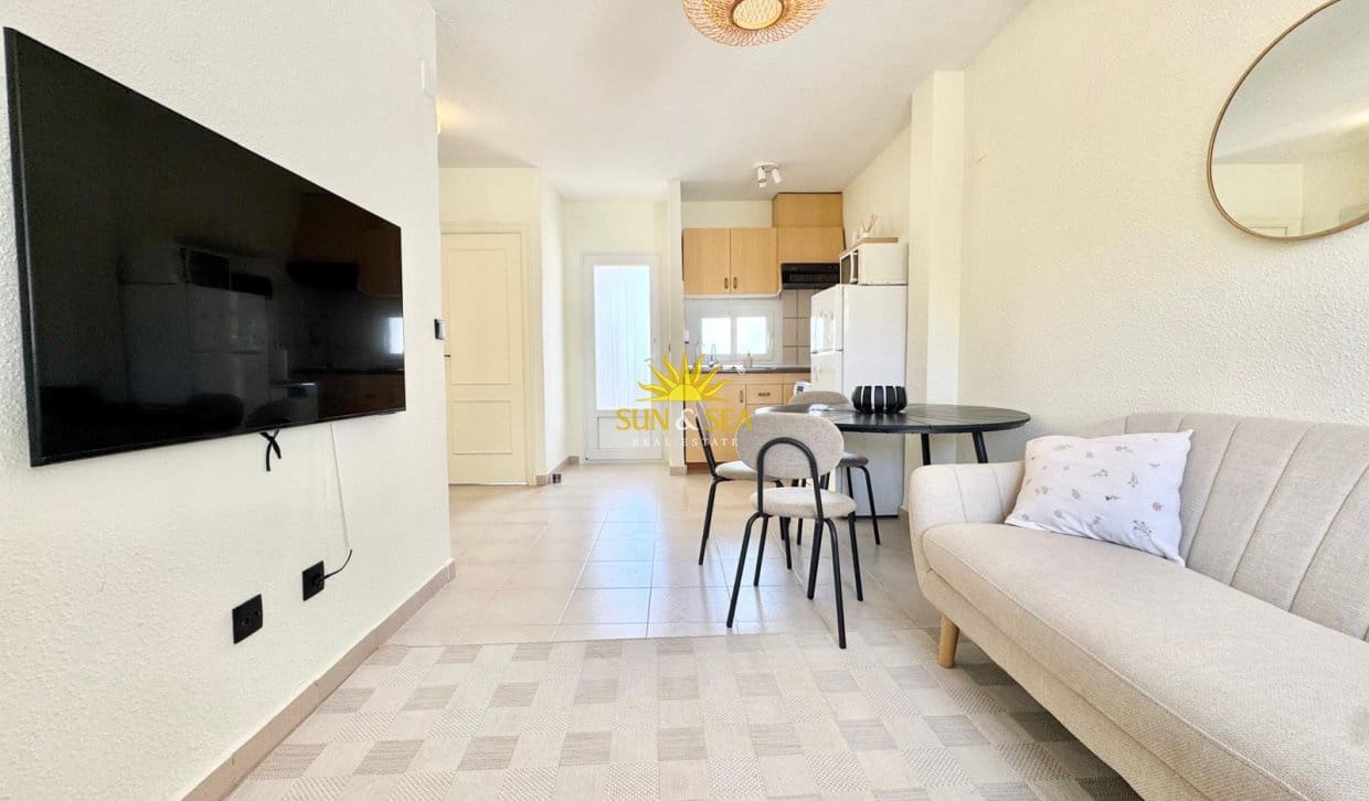 2 Zimmer Haus zu vermieten in Torrevieja - 800 € (Ref: 10060644)