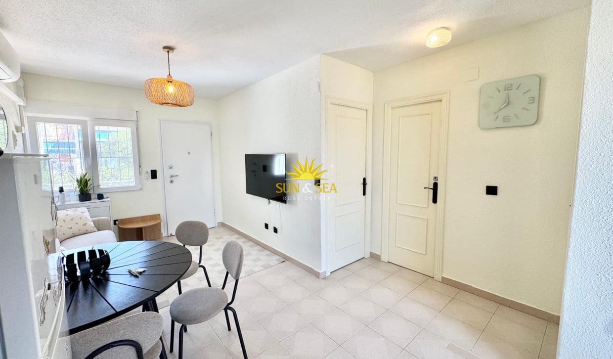 2 Zimmer Haus zu vermieten in Torrevieja - 800 € (Ref: 10060644)