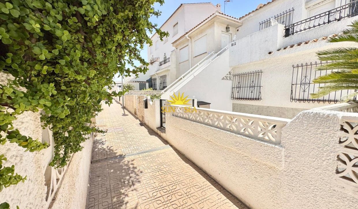 2 Zimmer Haus zu vermieten in Torrevieja - 800 € (Ref: 10060644)