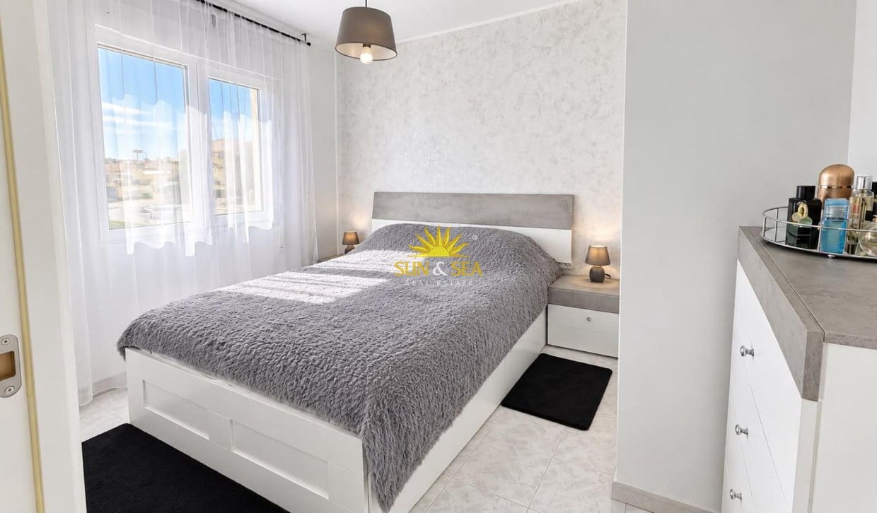 3 sypialnia Dom na sprzedaż w Torrevieja z basenem garażem - 199 000 € (Ref: 10060647)
