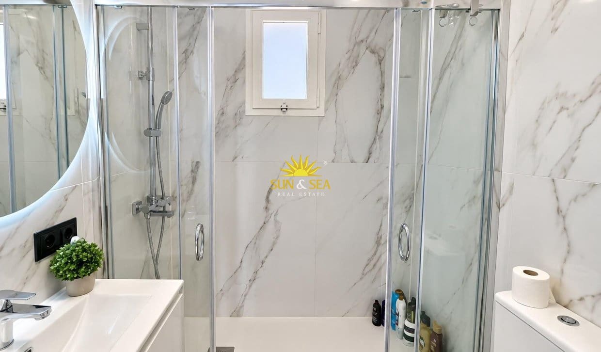 3 sypialnia Dom na sprzedaż w Torrevieja z basenem garażem - 199 000 € (Ref: 10060647)
