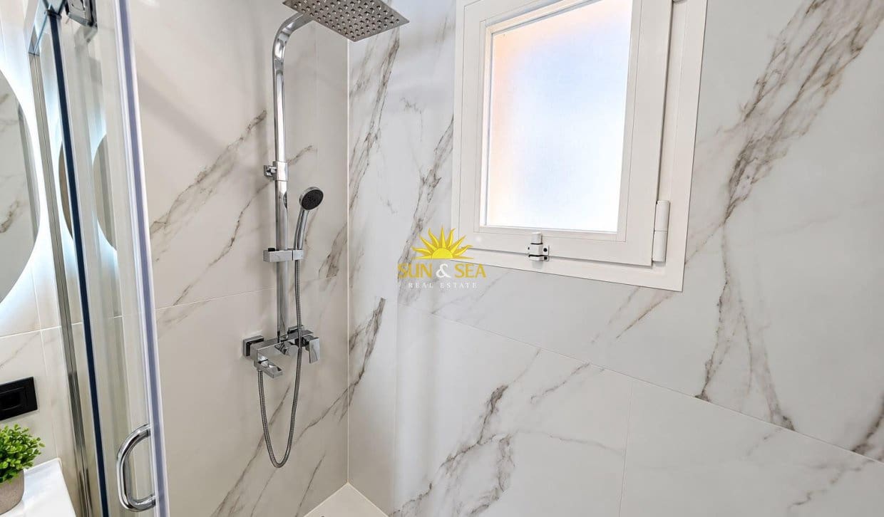 3 sypialnia Dom na sprzedaż w Torrevieja z basenem garażem - 199 000 € (Ref: 10060647)