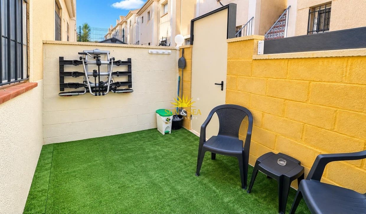 3 sypialnia Dom na sprzedaż w Torrevieja z basenem garażem - 199 000 € (Ref: 10060647)