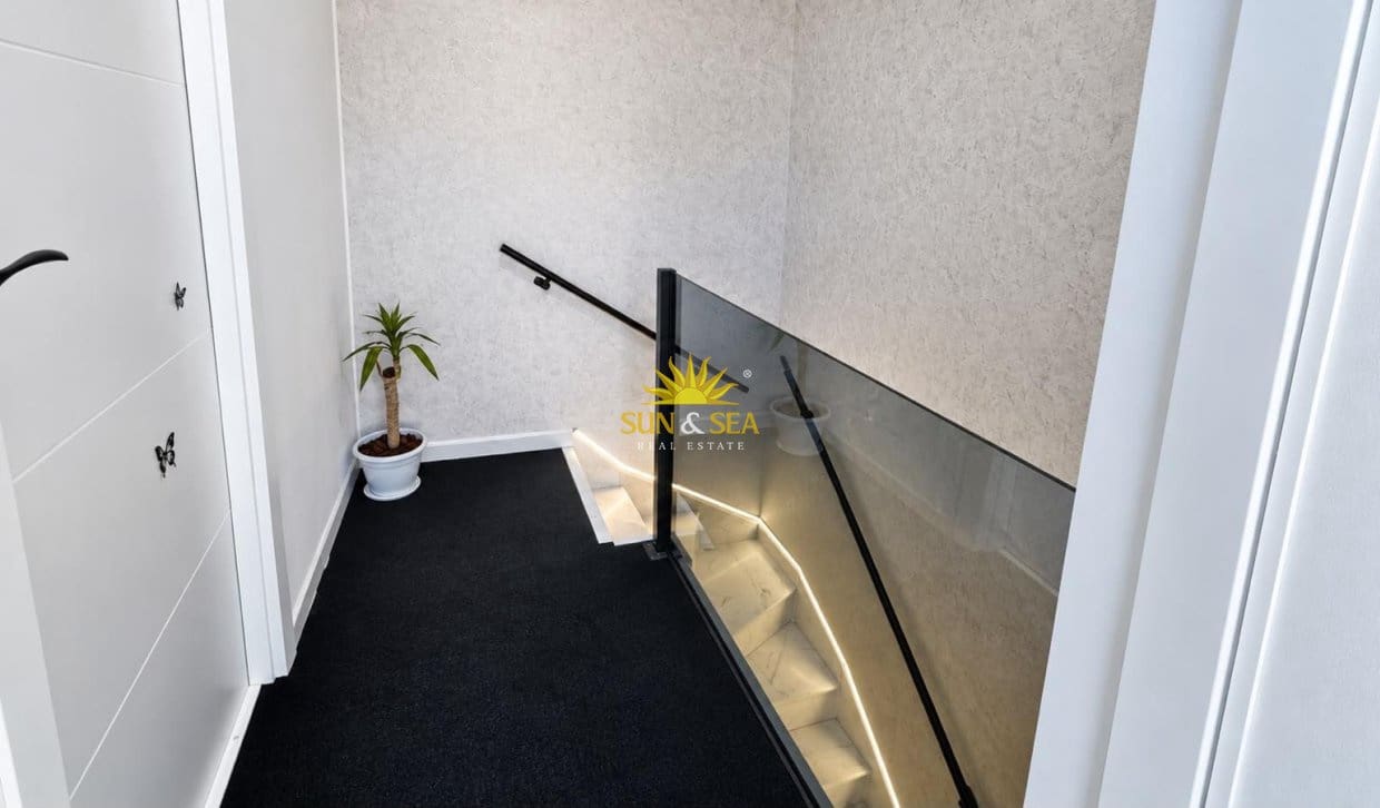 3 sypialnia Dom na sprzedaż w Torrevieja z basenem garażem - 199 000 € (Ref: 10060647)