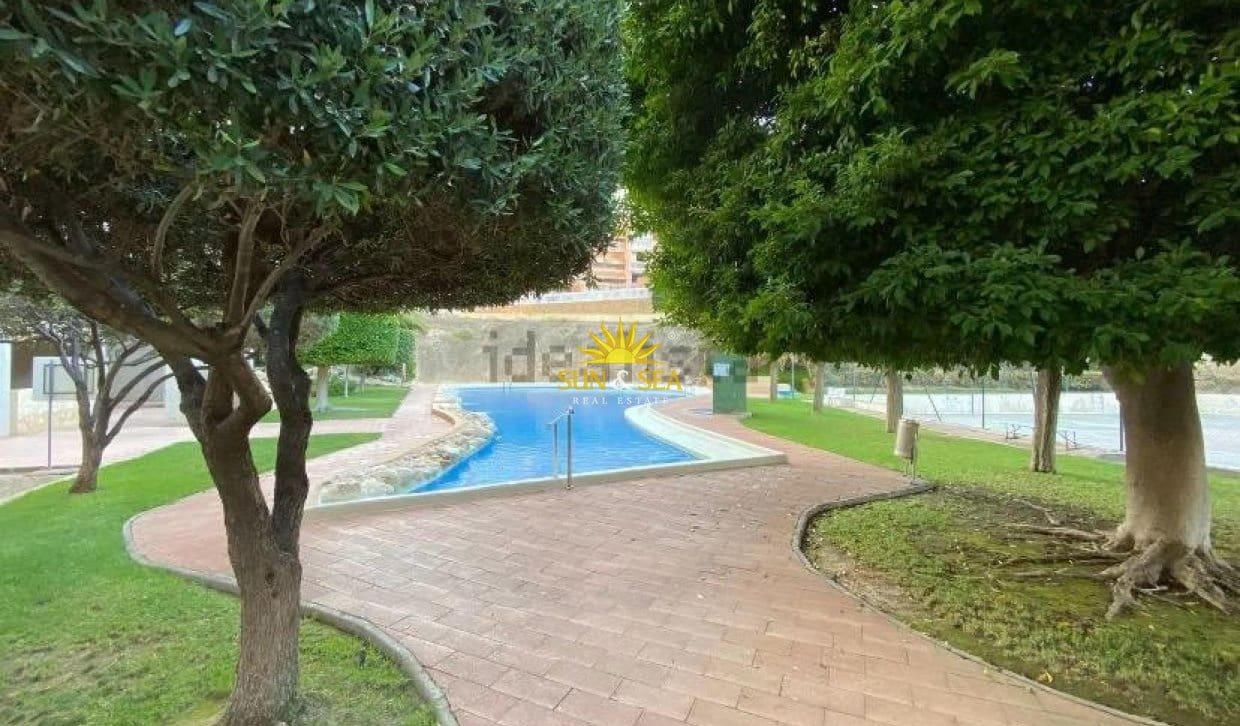 Appartement de 2 chambres à louer à Benidorm avec piscine garage - 1 300 € (Ref: 10060651)