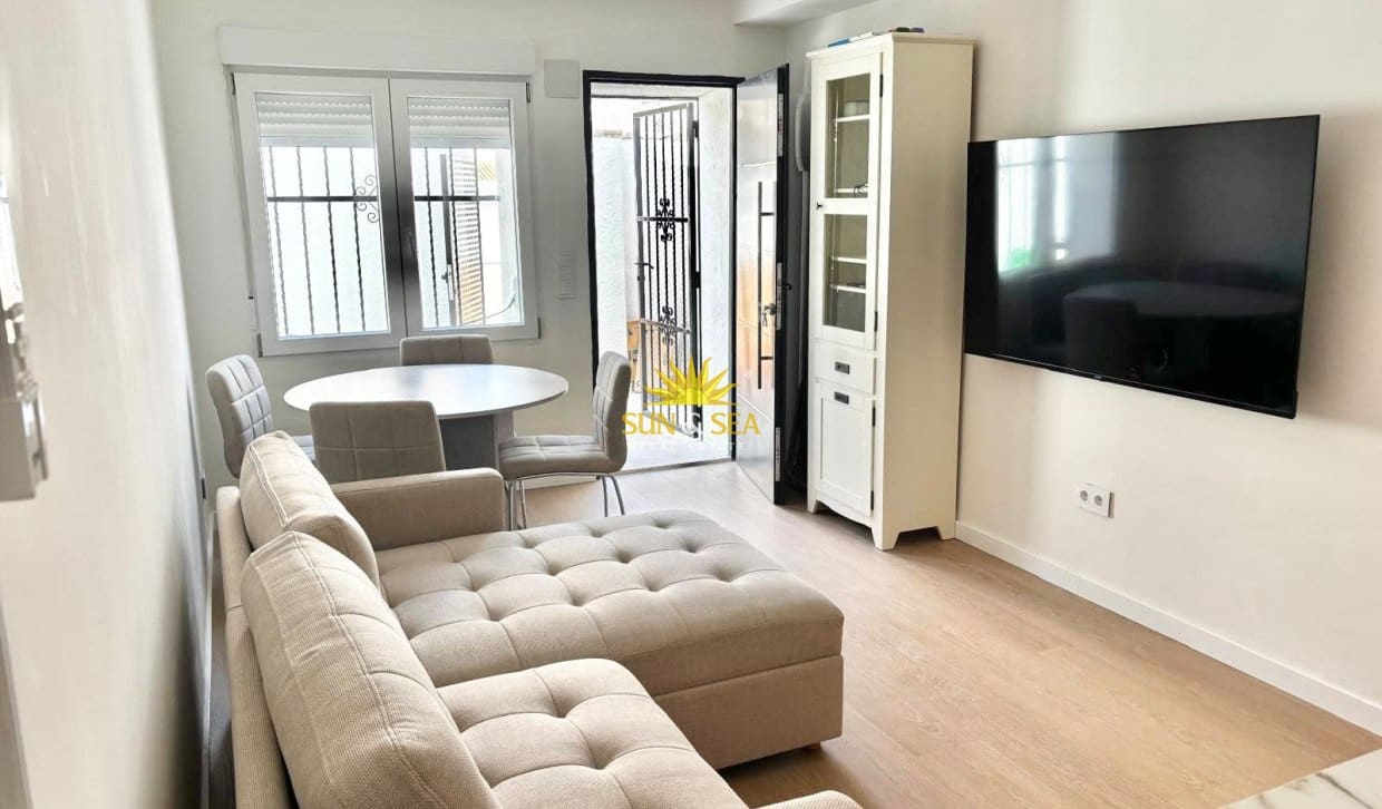 1 Zimmer Haus zu vermieten in Torrevieja mit Pool - 830 € (Ref: 10060652)