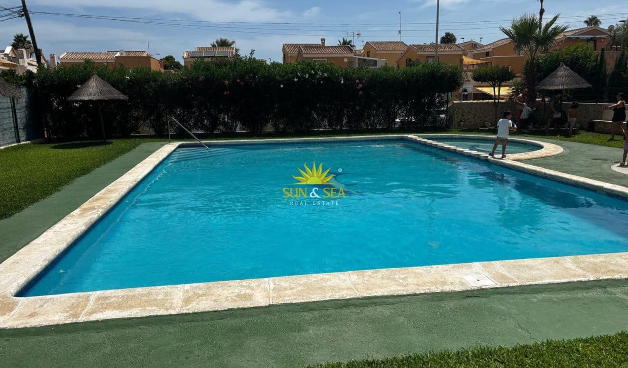 1 Zimmer Haus zu vermieten in Torrevieja mit Pool - 830 € (Ref: 10060652)