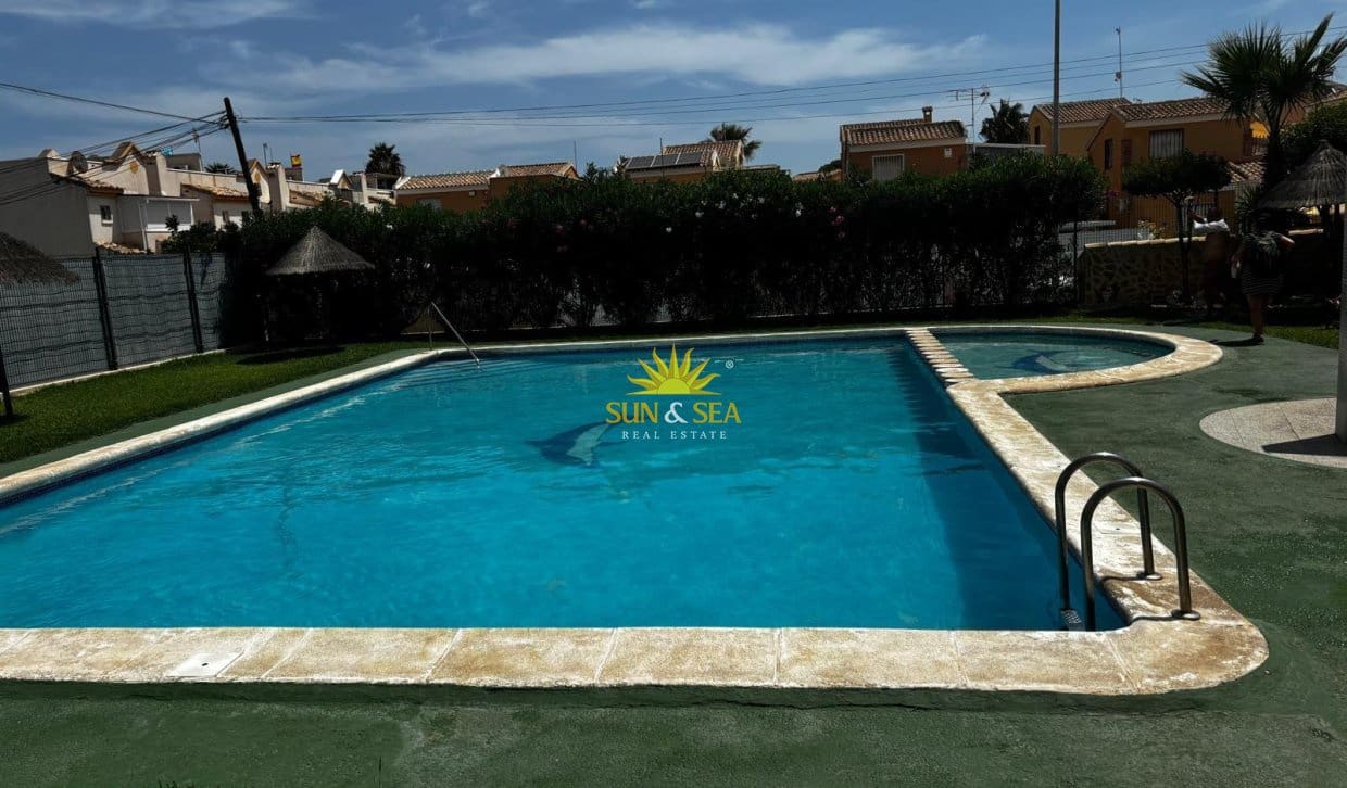 1 Zimmer Haus zu vermieten in Torrevieja mit Pool - 830 € (Ref: 10060652)