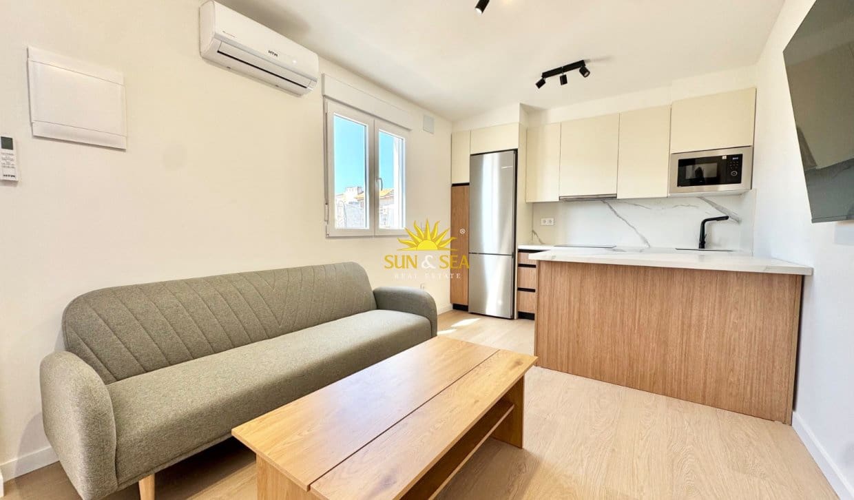 1 Zimmer Haus zu vermieten in Torrevieja mit Pool - 830 € (Ref: 10060653)