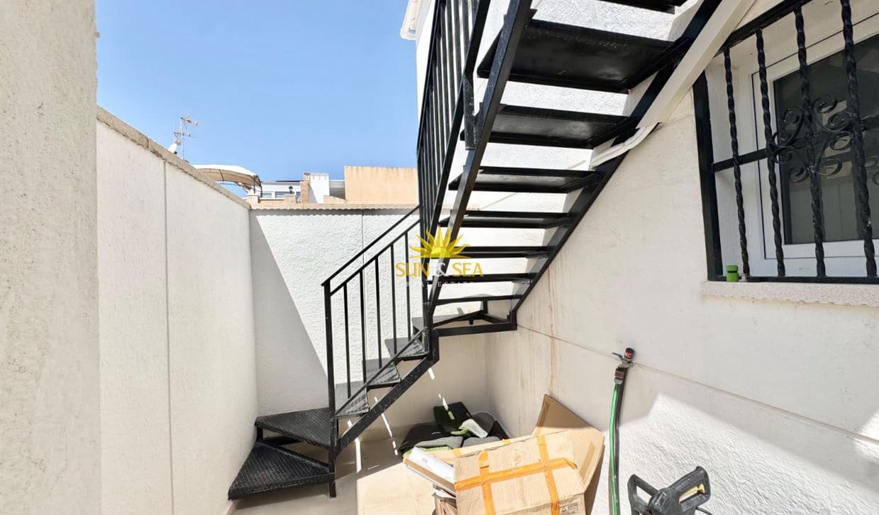 1 Zimmer Haus zu vermieten in Torrevieja mit Pool - 830 € (Ref: 10060653)