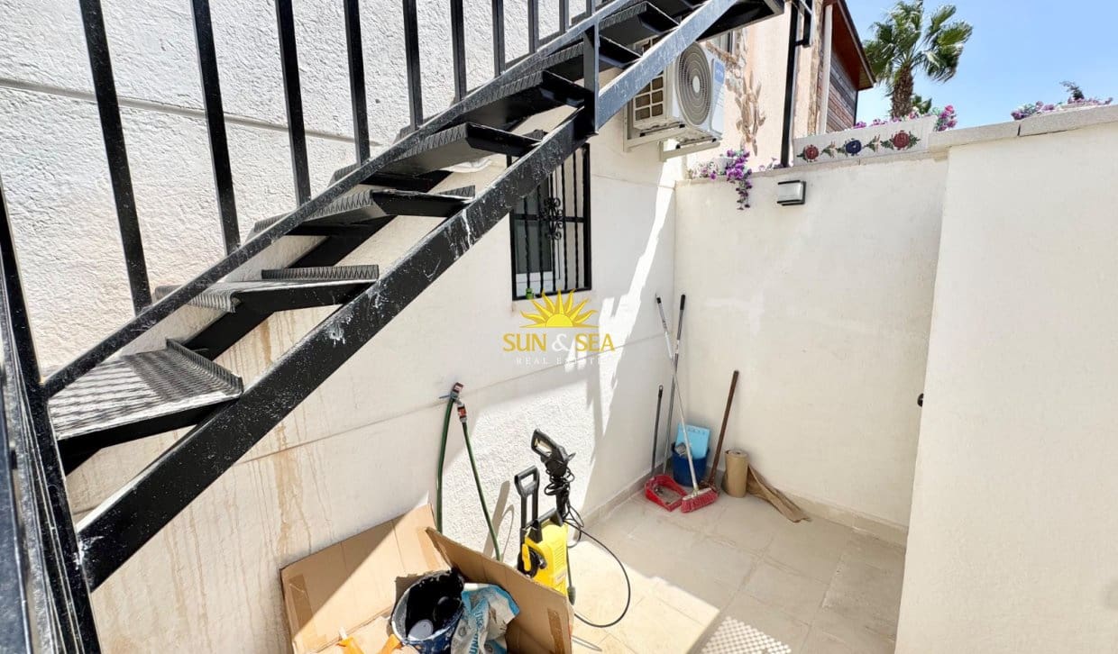 1 Zimmer Haus zu vermieten in Torrevieja mit Pool - 830 € (Ref: 10060653)