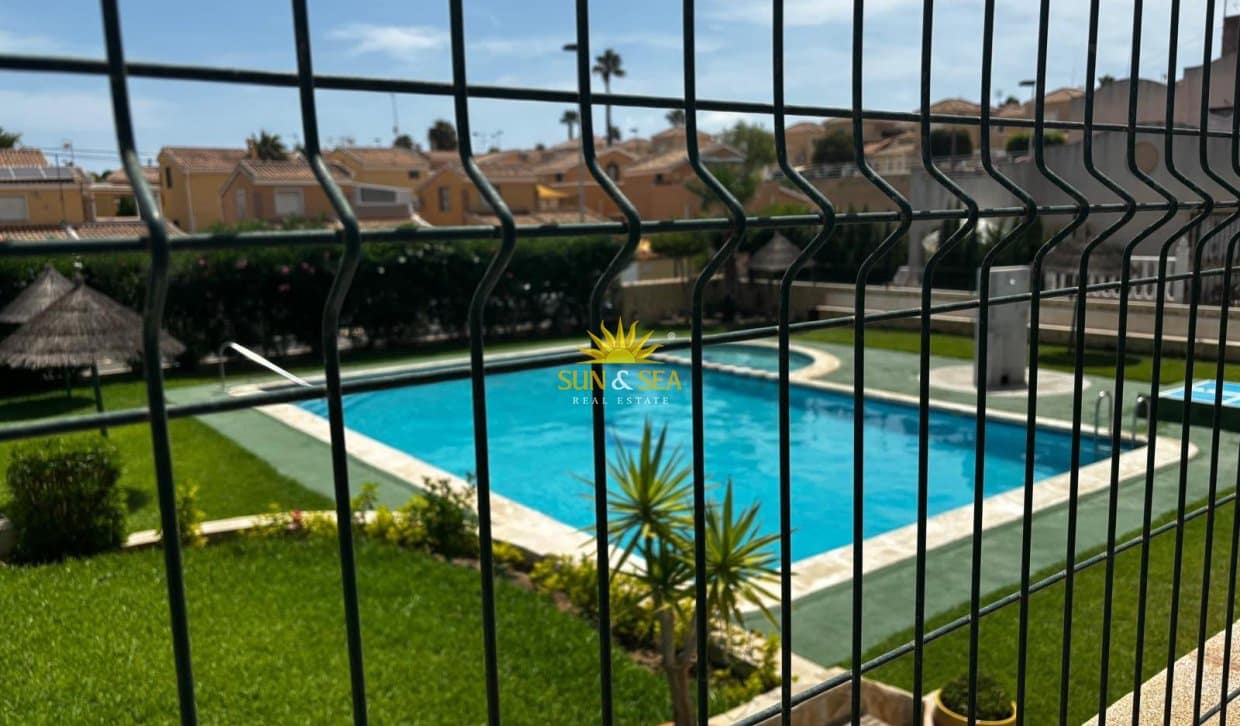 1 Zimmer Haus zu vermieten in Torrevieja mit Pool - 830 € (Ref: 10060653)