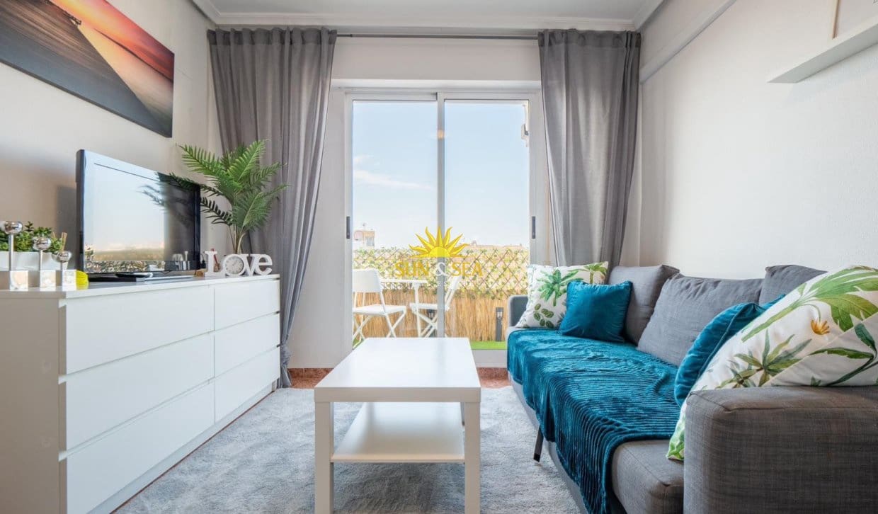 Apartamento de 2 habitaciones en Torrevieja en venta con piscina garaje - 159.000 € (Ref: 10062666)