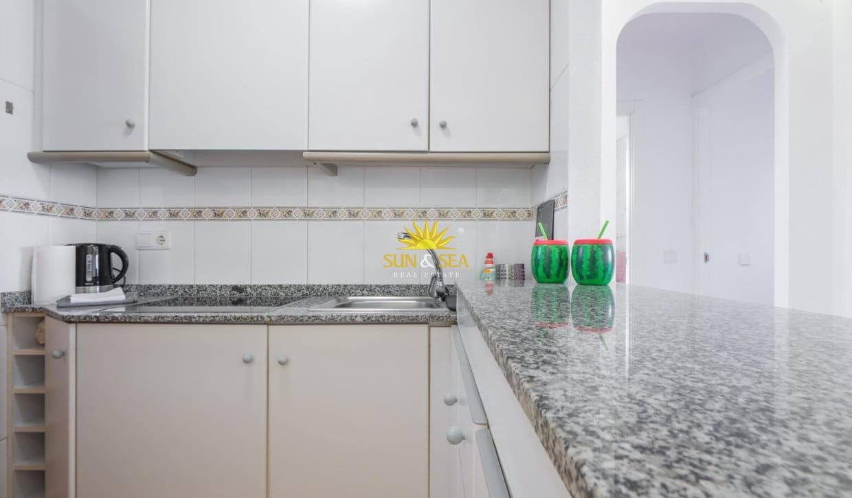 Apartamento de 2 habitaciones en Torrevieja en venta con piscina garaje - 159.000 € (Ref: 10062666)