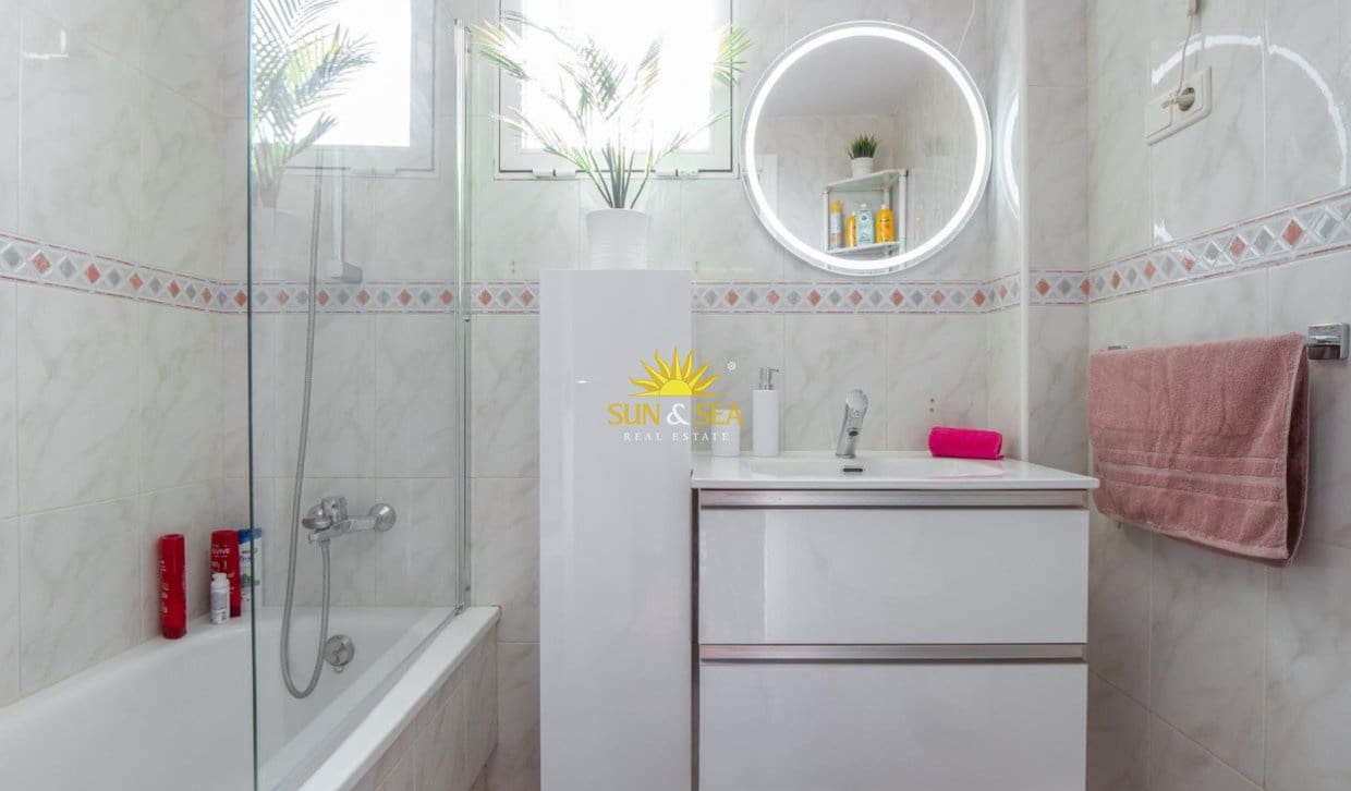 Apartamento de 2 habitaciones en Torrevieja en venta con piscina garaje - 159.000 € (Ref: 10062666)