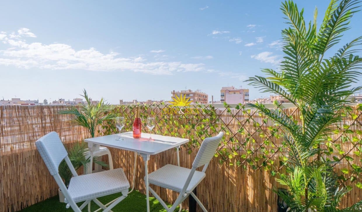 Apartamento de 2 habitaciones en Torrevieja en venta con piscina garaje - 159.000 € (Ref: 10062666)