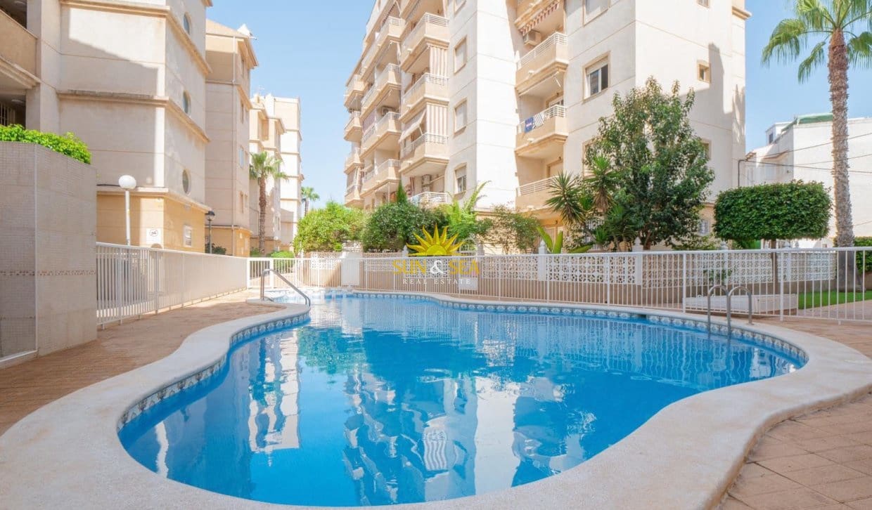 Apartamento de 2 habitaciones en Torrevieja en venta con piscina garaje - 159.000 € (Ref: 10062666)