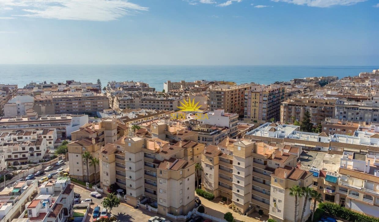 Apartamento de 2 habitaciones en Torrevieja en venta con piscina garaje - 159.000 € (Ref: 10062666)