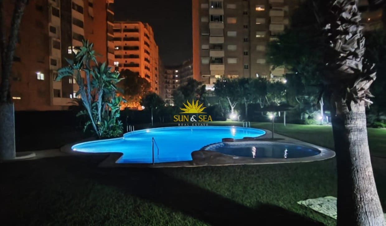 Apartamento de 3 habitaciones en Alicante / Alacant ciudad en alquiler con piscina garaje - 1.300 € (Ref: 10062872)