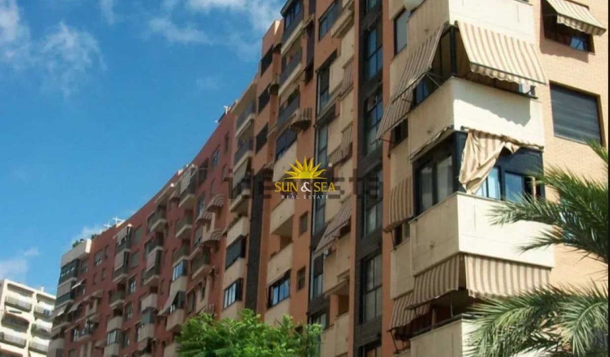 Apartamento de 3 habitaciones en Alicante / Alacant ciudad en alquiler con piscina garaje - 1.300 € (Ref: 10062872)