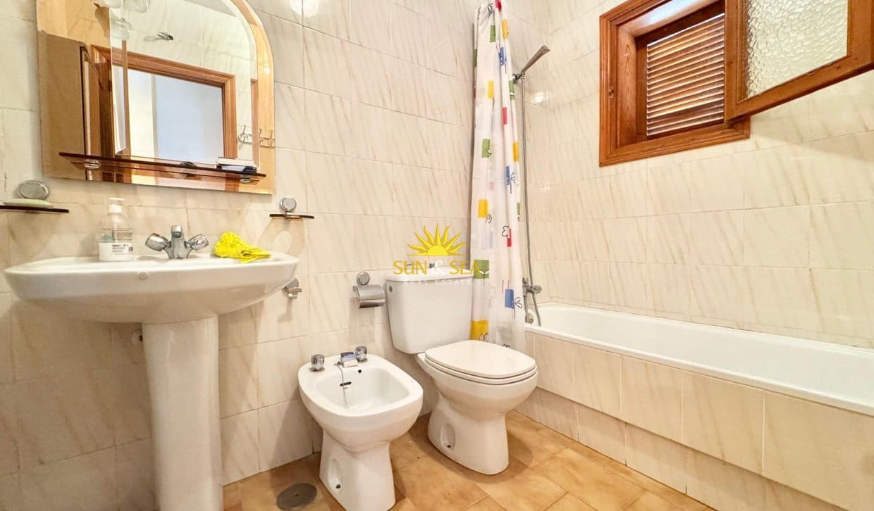 3 bedroom Townhouse for rent in Torrevieja with pool - € 950 (Ref: 10065128)