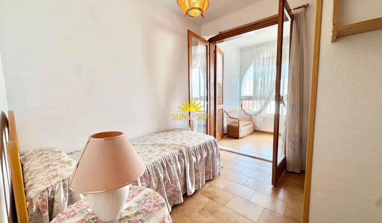 3 bedroom Townhouse for rent in Torrevieja with pool - € 950 (Ref: 10065128)