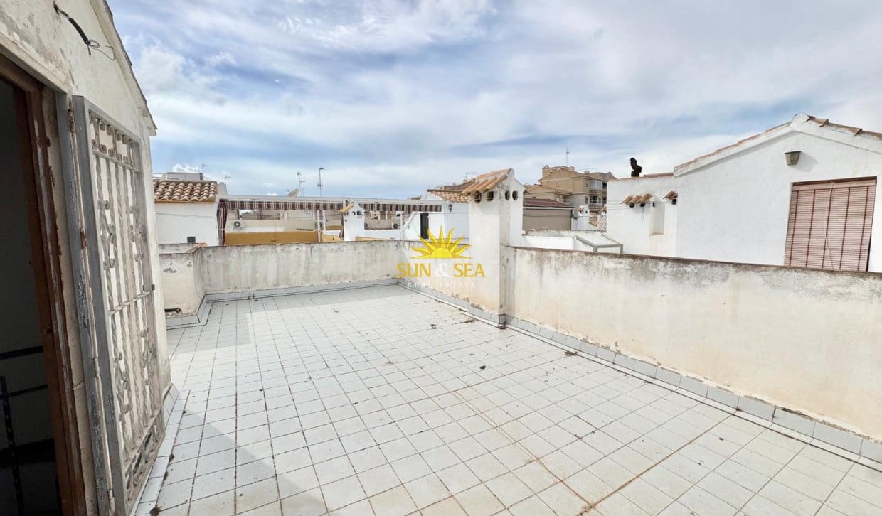 3 bedroom Townhouse for rent in Torrevieja with pool - € 950 (Ref: 10065128)