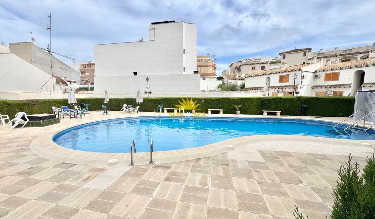 3 bedroom Townhouse for rent in Torrevieja with pool - € 950 (Ref: 10065128)