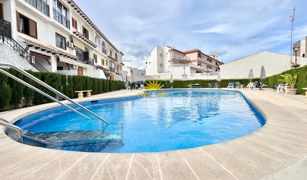 3 bedroom Townhouse for rent in Torrevieja with pool - € 950 (Ref: 10065128)