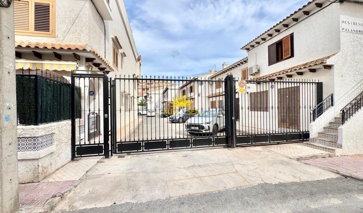 3 bedroom Townhouse for rent in Torrevieja with pool - € 950 (Ref: 10065128)