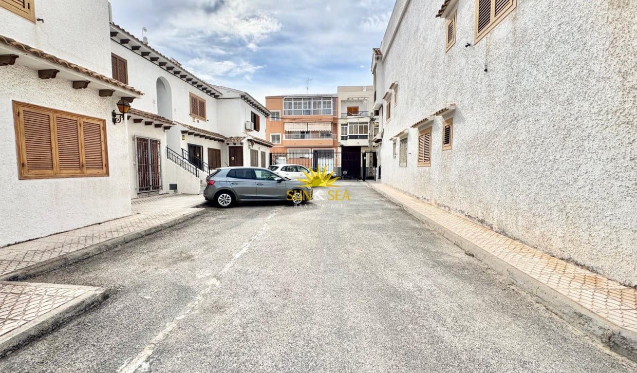 3 bedroom Townhouse for rent in Torrevieja with pool - € 950 (Ref: 10065128)