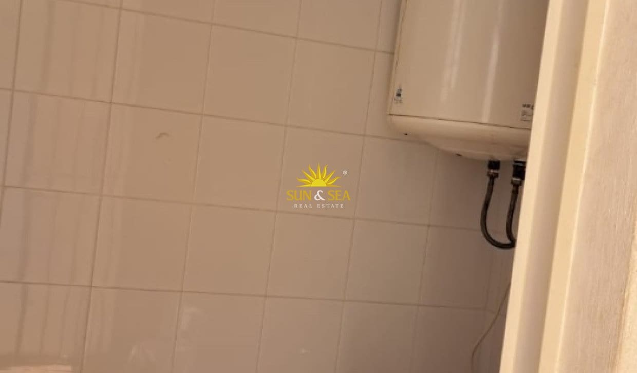 3 quarto Apartamento para arrendar em Orihuela Costa com piscina - 1 200 € (Ref: 10073248)
