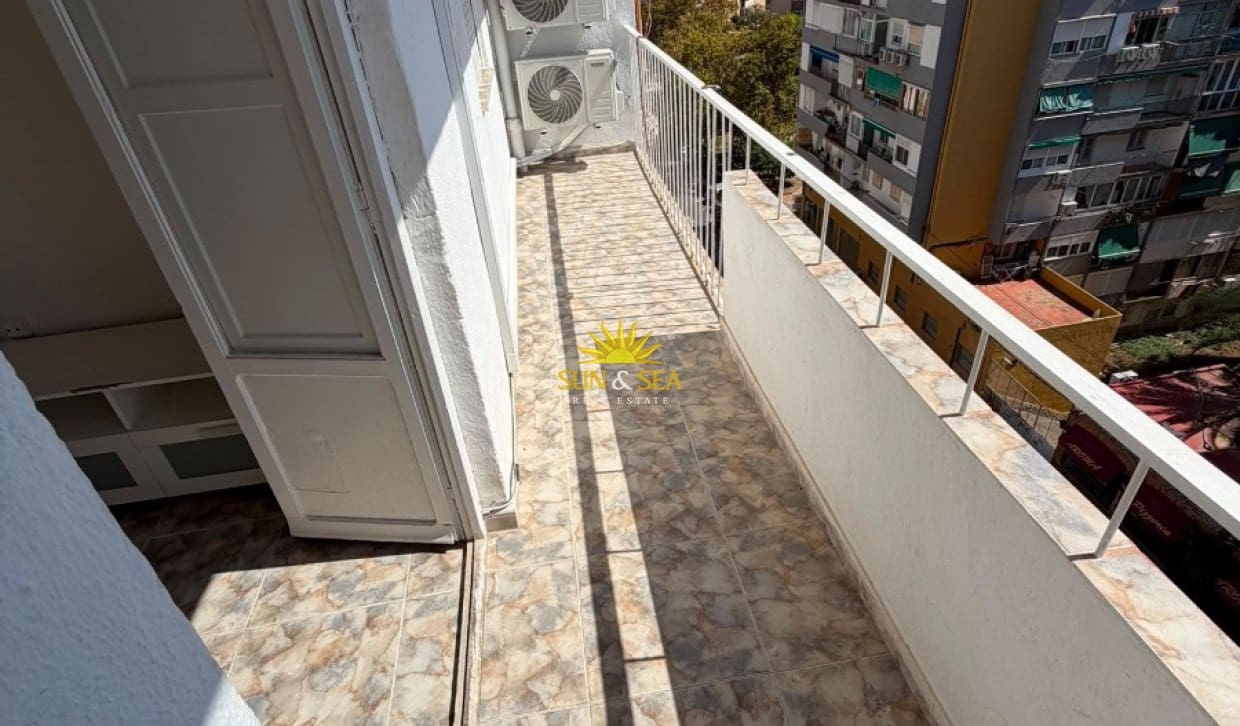 Apartamento de 2 habitaciones en Alicante / Alacant ciudad en alquiler - 925 € (Ref: 10076839)