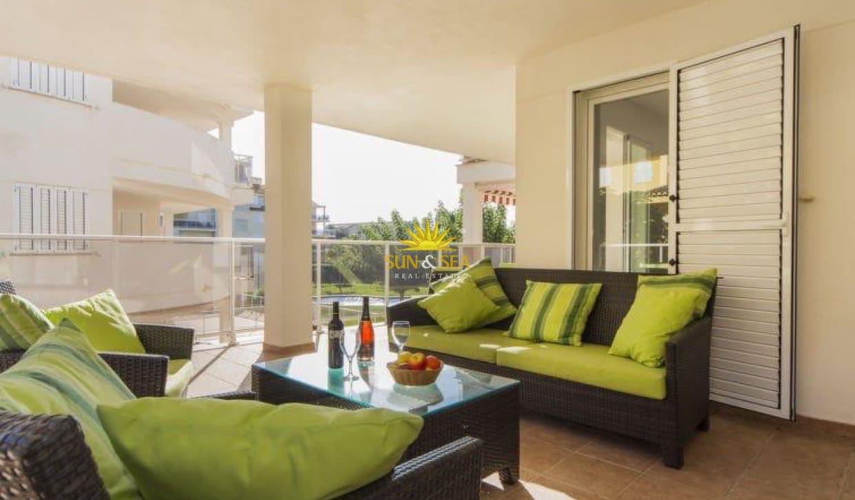   2 soveværelse   ferieLejlighed i Denia   med   swimmingpool  garage  - € 700 (Ref: 10077050)