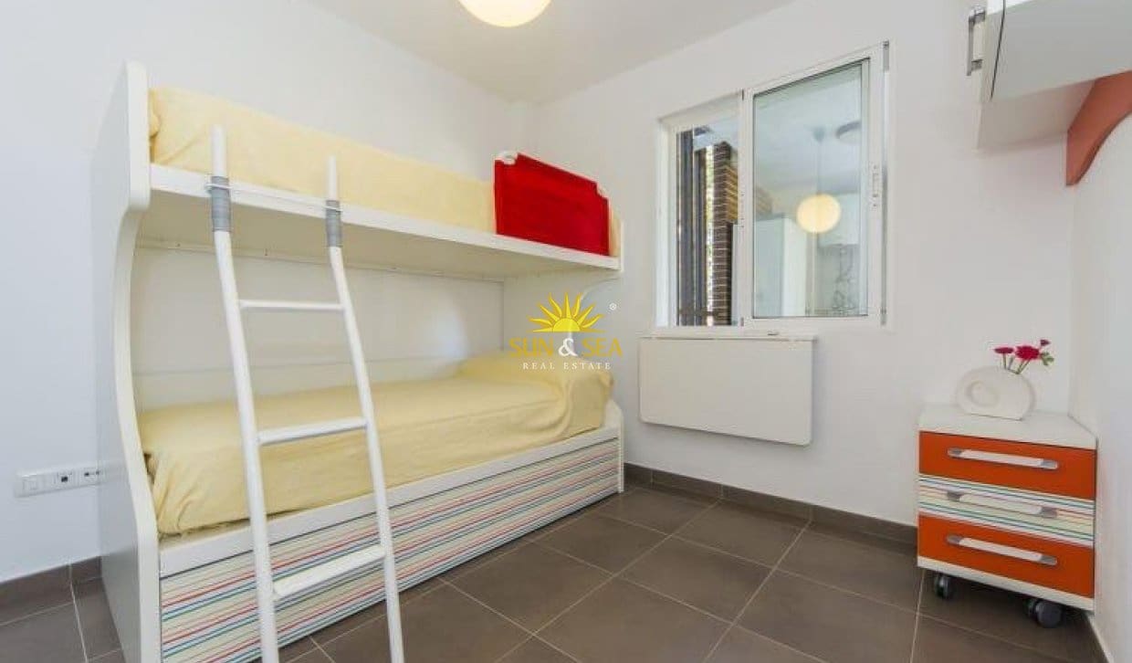   2 soveværelse   ferieLejlighed i Denia   med   swimmingpool  garage  - € 700 (Ref: 10077050)