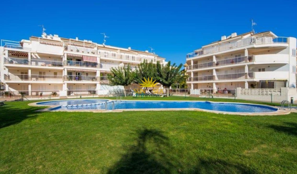   2 soveværelse   ferieLejlighed i Denia   med   swimmingpool  garage  - € 700 (Ref: 10077050)