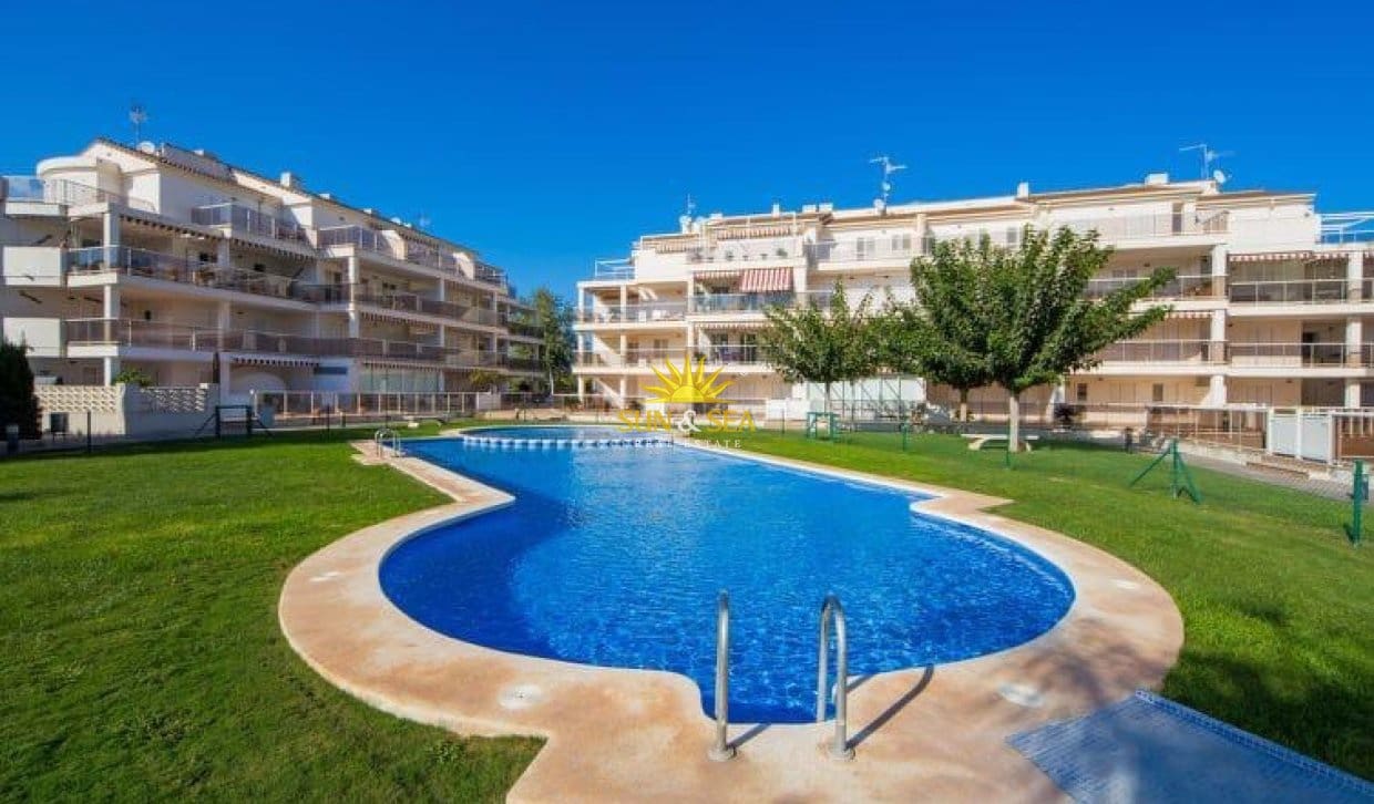   2 soveværelse   ferieLejlighed i Denia   med   swimmingpool  garage  - € 700 (Ref: 10077050)