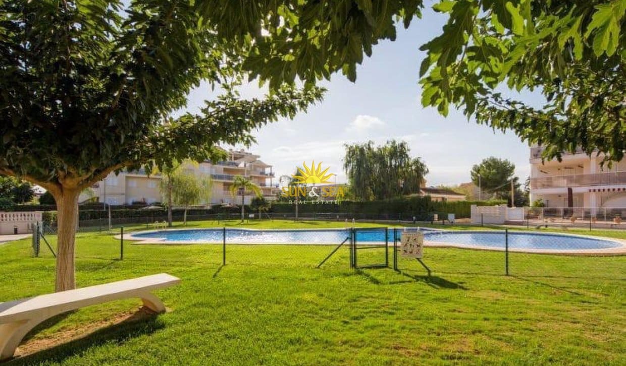   2 soveværelse   ferieLejlighed i Denia   med   swimmingpool  garage  - € 700 (Ref: 10077050)