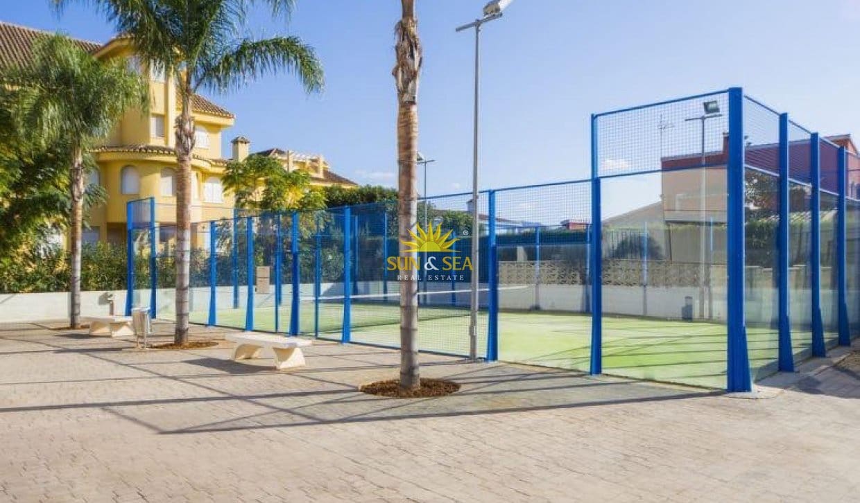   2 soveværelse   ferieLejlighed i Denia   med   swimmingpool  garage  - € 700 (Ref: 10077050)