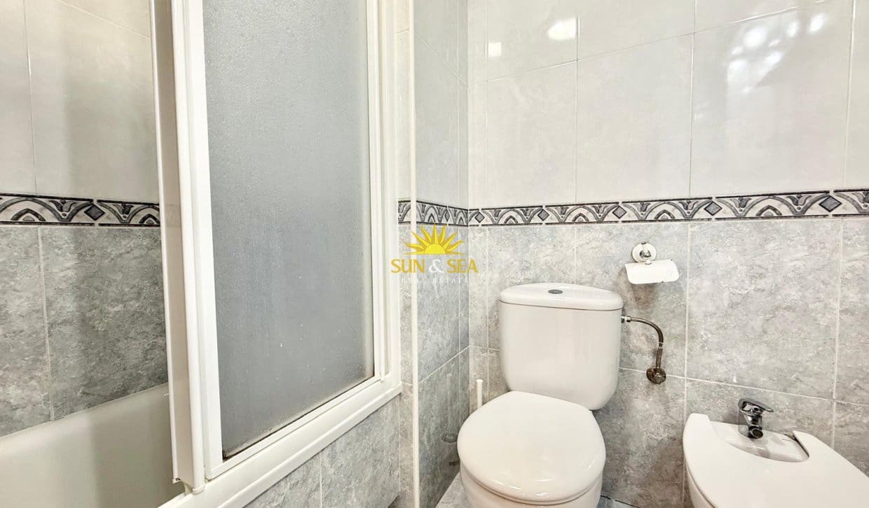 2 sovrum Lägenhet att hyra i Guardamar del Segura med pool garage - 950 € (Ref: 10077053)